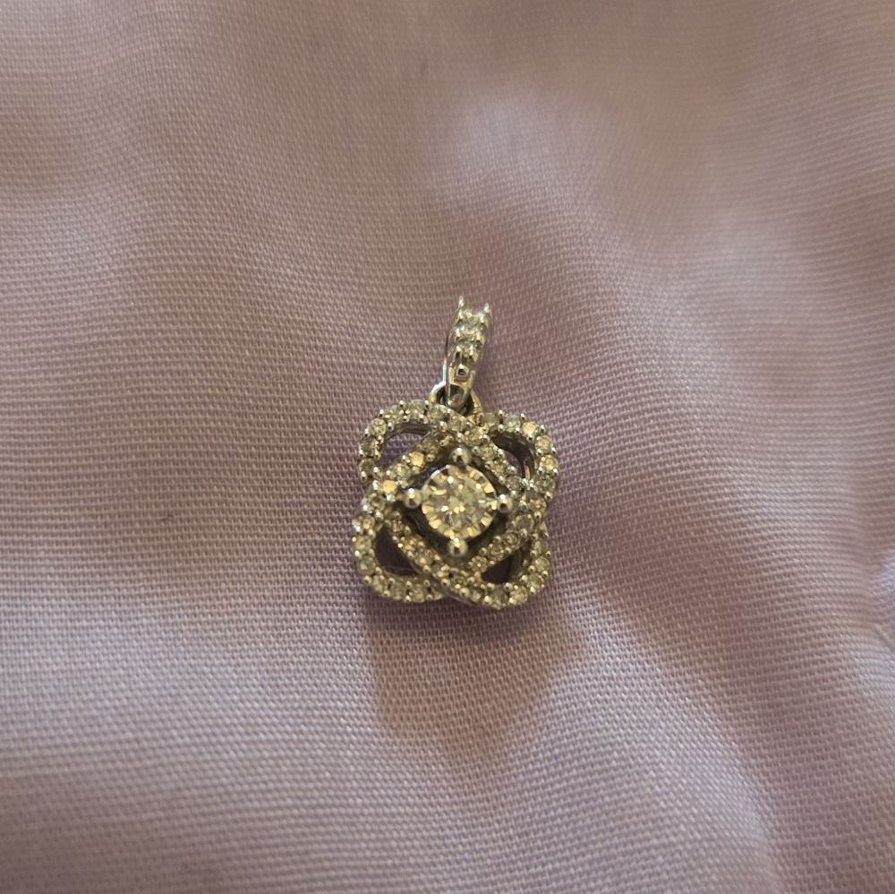 Kay's Center Of Me Pendant/no Chain